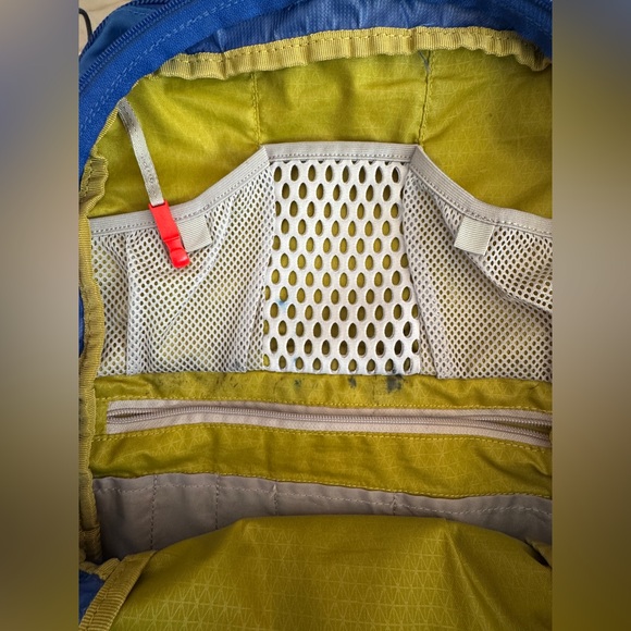 Osprey Comet 30 Daypack Backpack - Picture 11 of 13